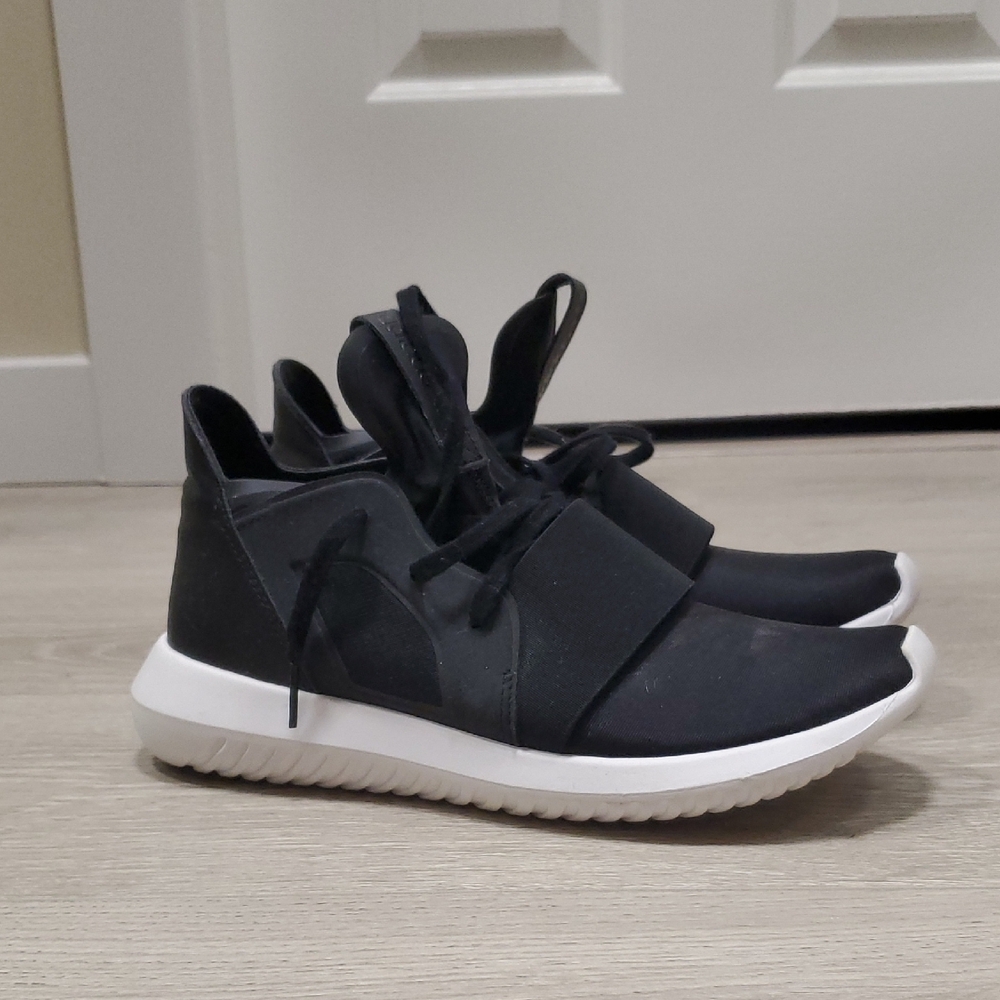 Women's Size 7 Adidas Tubular